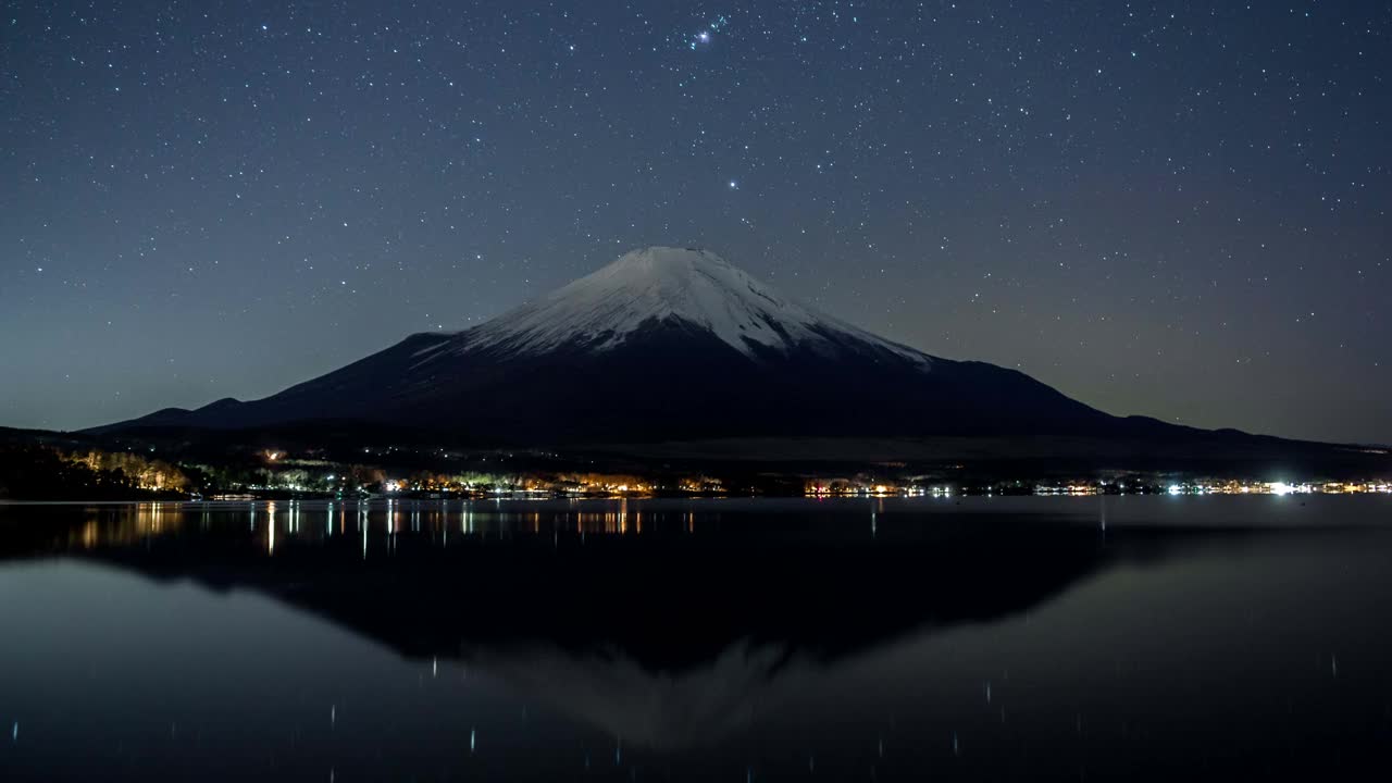 富士山倒映在山中湖的湖面上，冬日的星空下，时光流逝视频素材