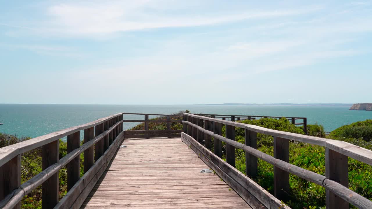 沿着木路散步，你会看到夏天葡萄牙卡沃埃罗海岸的美妙景色。俯瞰蓝色的大海。用稳定器在运动中射击。视频素材