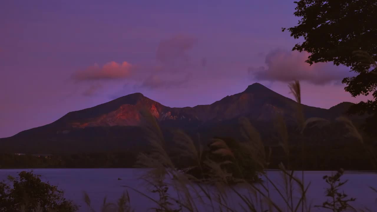 黄昏时分，福岛县的万代山和海原湖视频素材