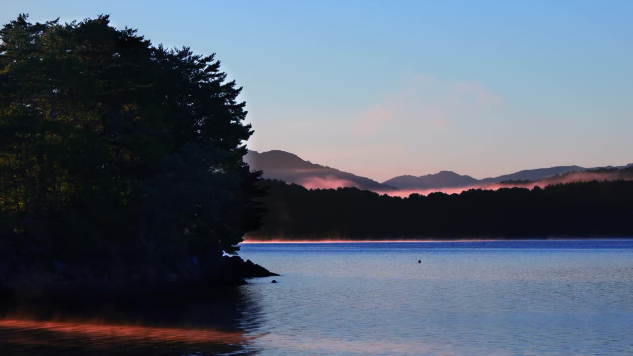 美丽的水蒸汽照亮了福岛县的海原湖和山脉视频素材