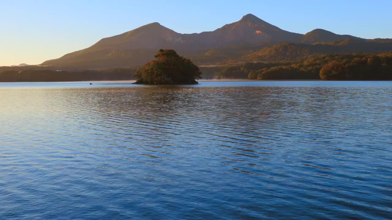 福岛县的万代山和海原湖被日出照亮视频素材