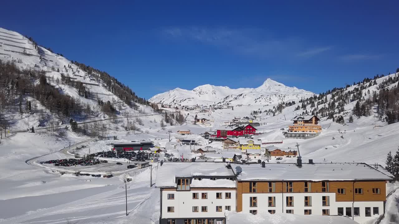 奥伯陶恩滑雪村鸟瞰图，奥地利萨尔茨堡。视频素材