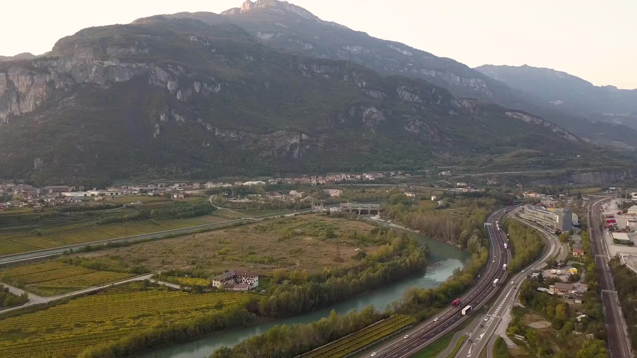 在意大利阿尔卑斯高速公路与快速移动的交通和乡村绿色景观的鸟瞰图。视频素材