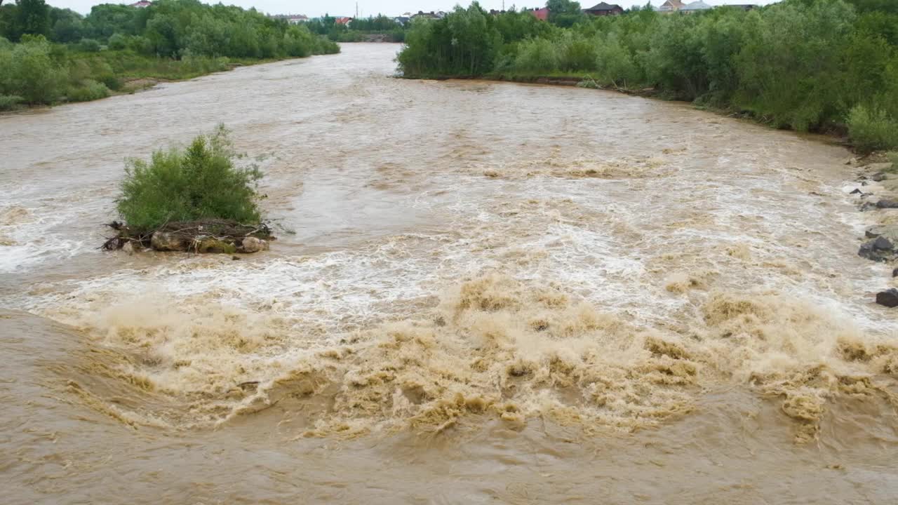 春季暴雨期间洪水泛滥，河水浑浊，河面宽阔。视频素材