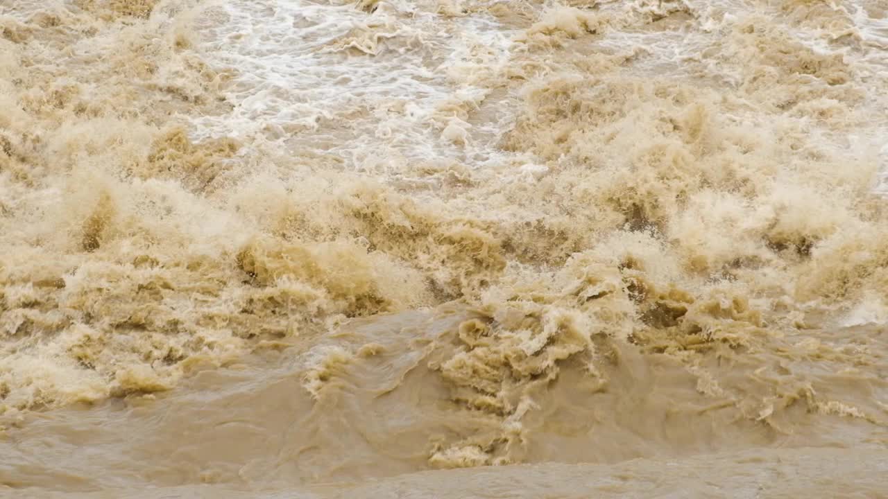 春季暴雨洪涝期浑河积水。视频素材