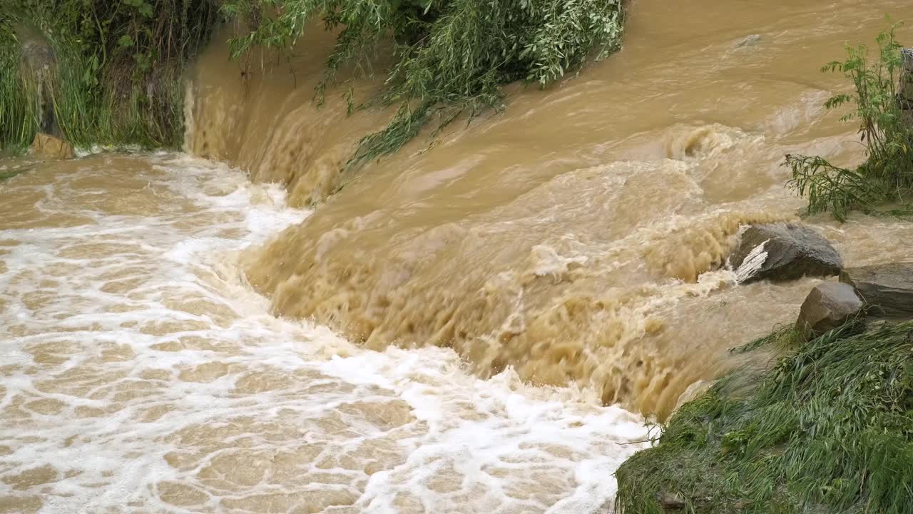 春季暴雨期间洪水泛滥，河水浑浊。视频素材