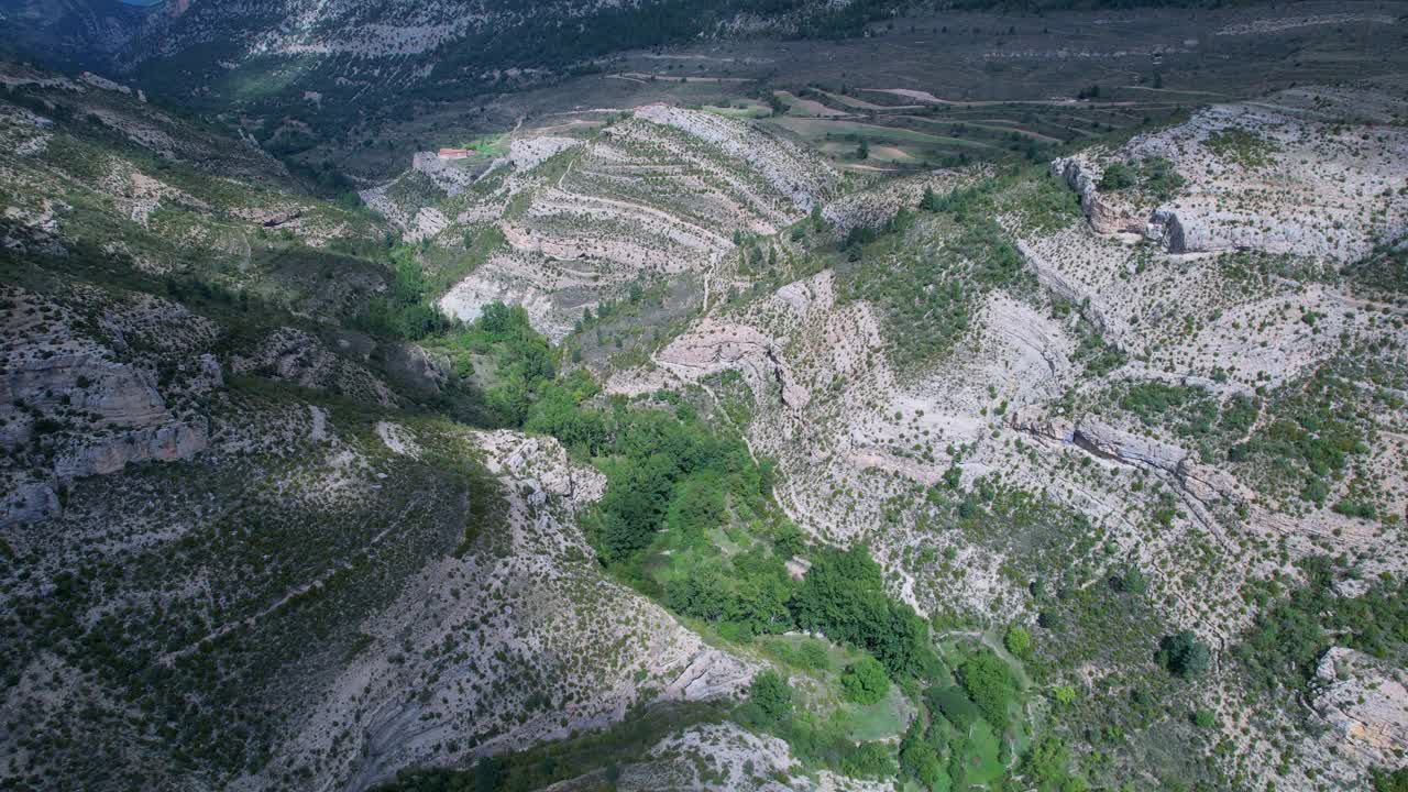 马埃斯特拉兹戈地区Cañada de Benatanduz镇鸟瞰图。前线。阿拉贡自治社区，西班牙，欧洲视频素材