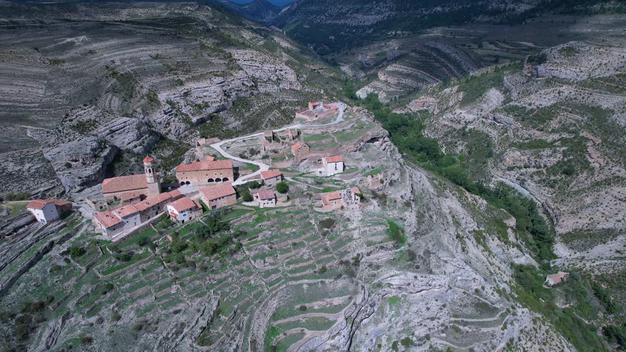 马埃斯特拉兹戈地区Cañada de Benatanduz镇鸟瞰图。前线。阿拉贡自治社区，西班牙，欧洲视频素材