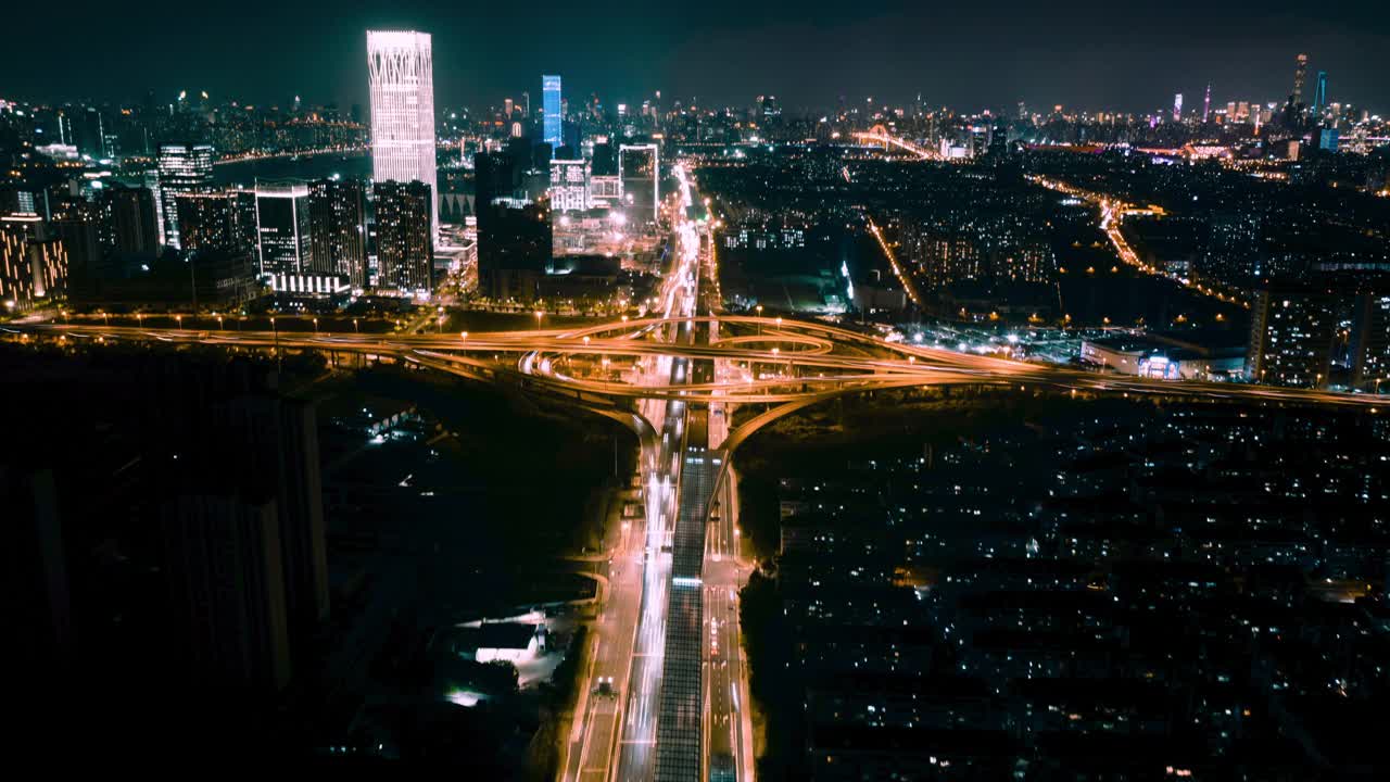 延时，鸟瞰图的夜景交叉的大型城市高架桥视频素材