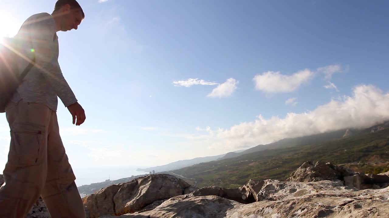 在登山时使用笔记本电脑视频素材