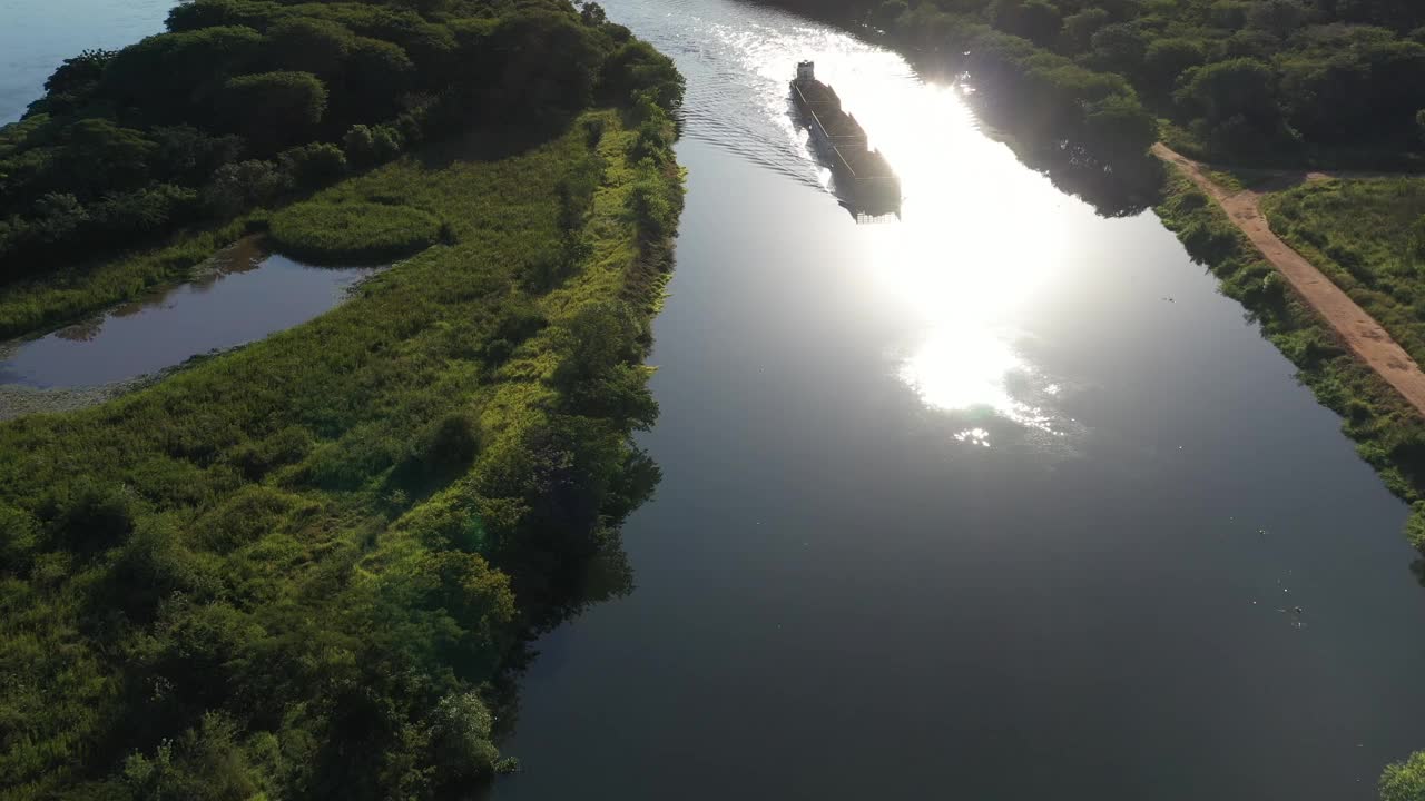 沿铁特-巴拉那水道运输货物的驳船视频素材