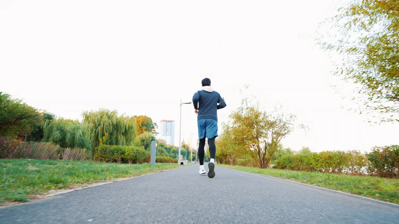 跑步者正在进行日常训练。视频素材