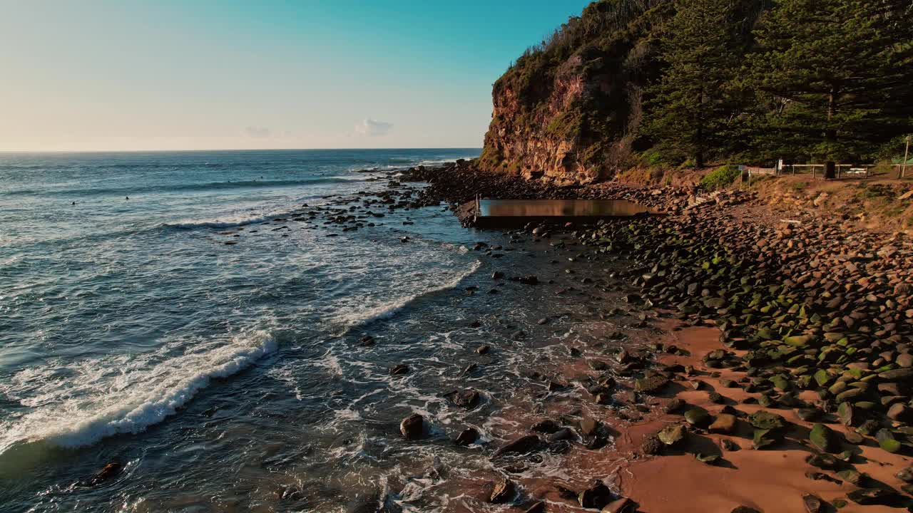 空中日出海景与低云银行视频素材