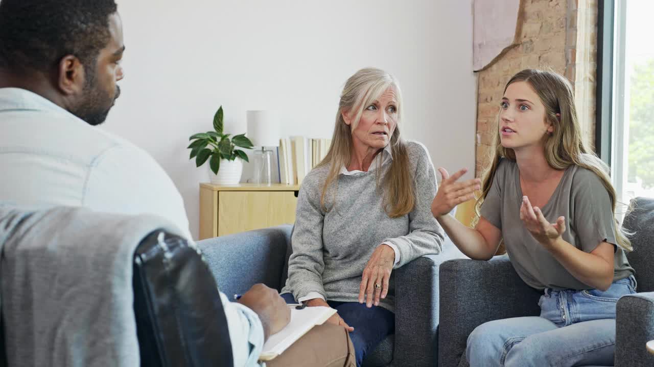 成熟的母亲和十几岁的女儿寻求男性治疗师的关系帮助视频素材