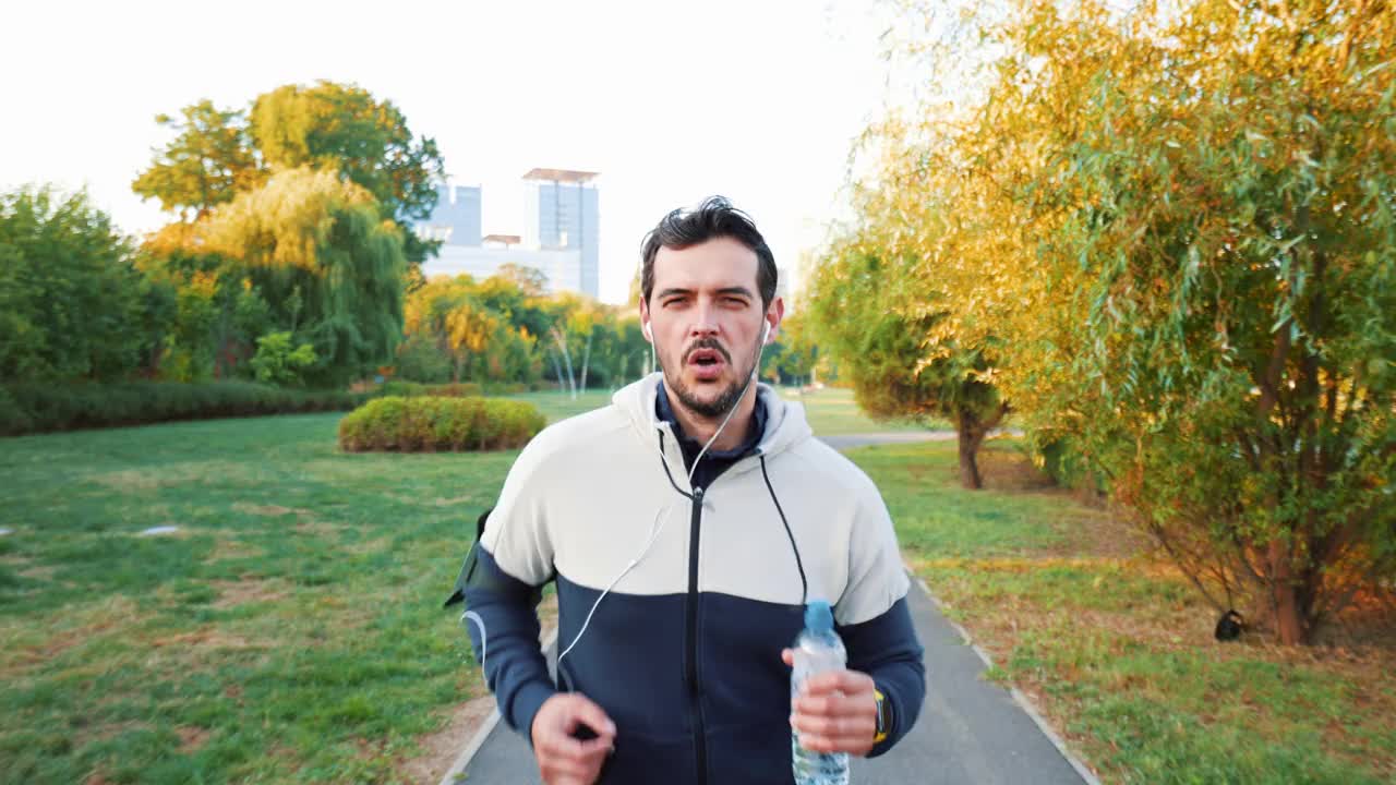 男专注于他的跑步过程。视频素材