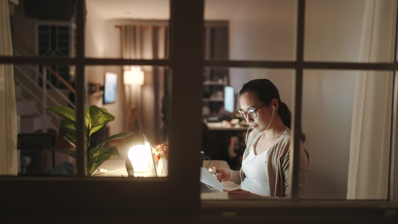 一个年轻女人在深夜视频通话视频素材