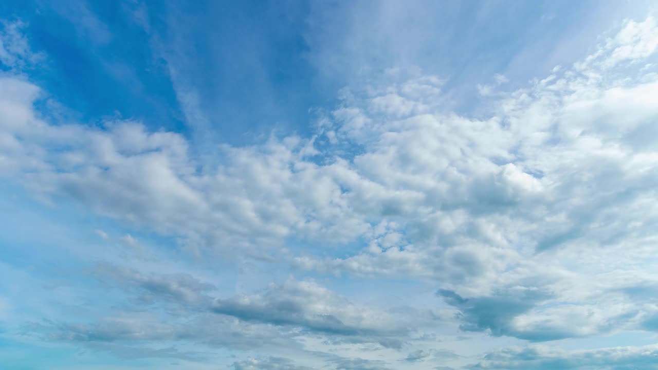 4K时间流逝，美丽的空气气氛明亮的蓝天天气自然背景抽象清晰的纹理与白云夏天的太阳天。视频素材