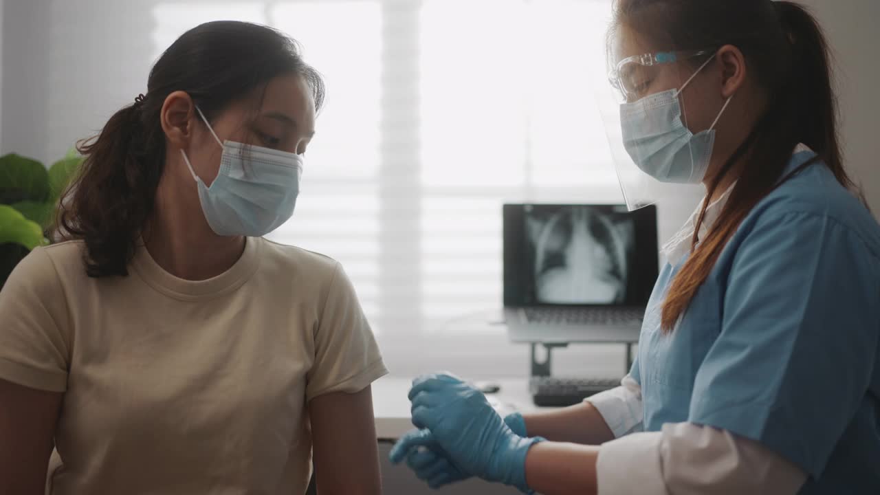 医生在病房给女病人打针视频素材