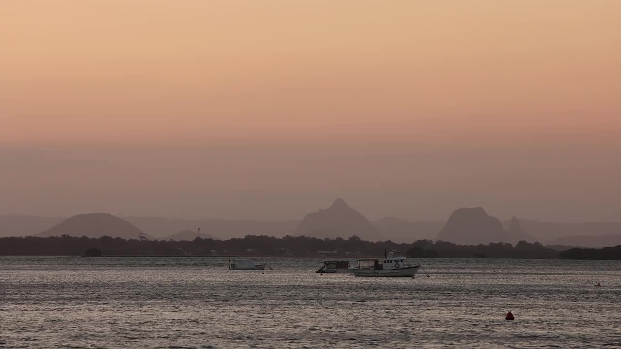 澳大利亚莫尔顿湾浮石通道日落时的船只视频素材