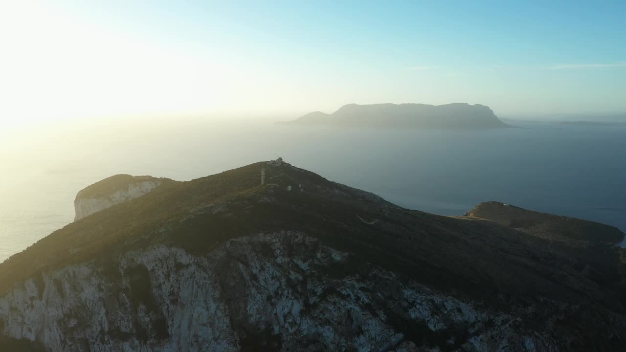 从上往下看，Aranci海岬的鸟瞰图在一个令人惊叹的日出。远处的费加罗罗和塔沃拉拉岛。视频素材