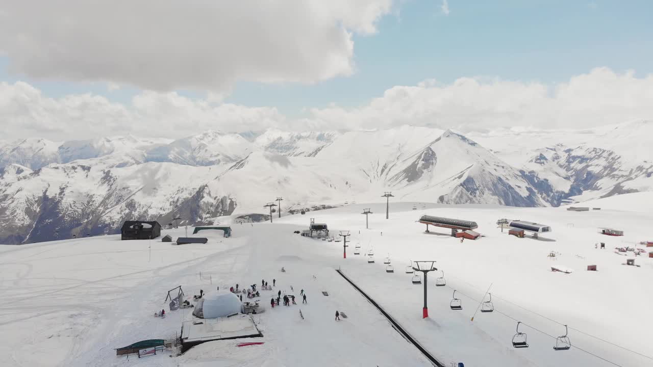 空中古道里滑雪度假村全景与山脉的背景在格鲁吉亚。在高加索滑雪度假。视频素材