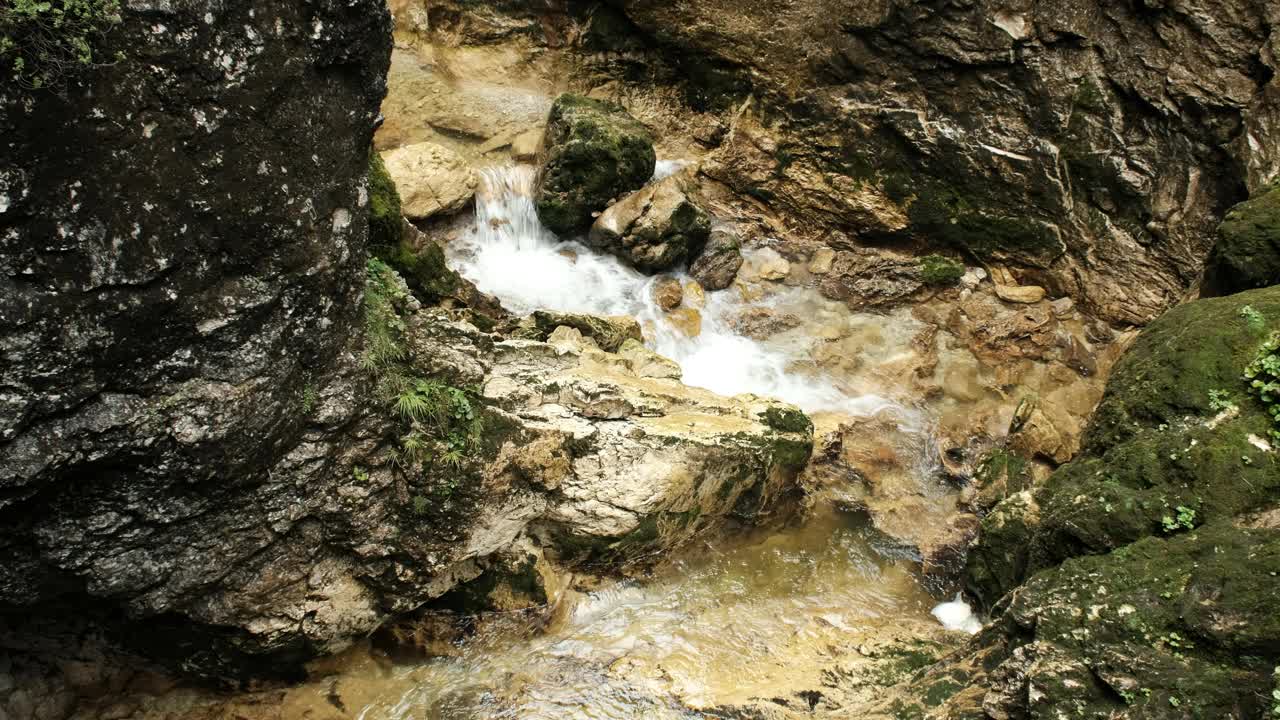 秋水在岩石间流淌。4 k视频素材