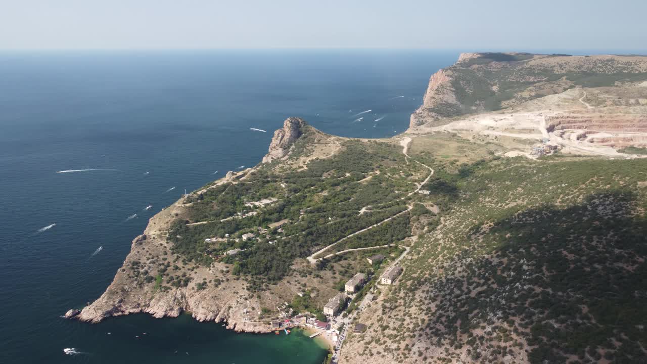 鸟瞰巴拉克拉瓦风景与船和海在滨海湾。克里米亚塞瓦斯托波尔旅游景点。无人机俯视图拍摄的港口豪华游艇，船只和帆船视频素材