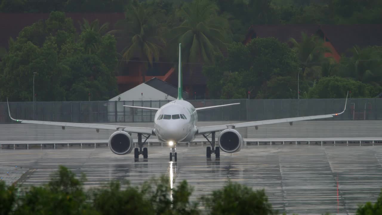 飞机在大雨中降落在机场视频素材