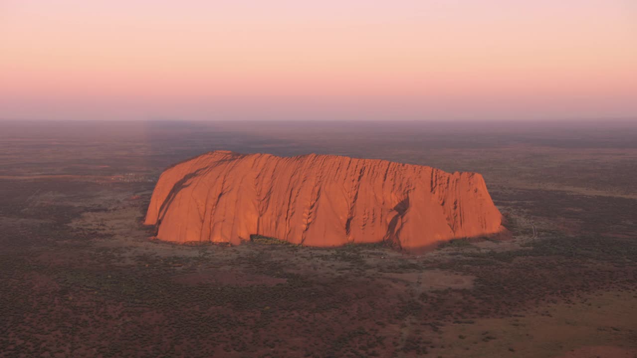 鸟瞰图Uluru Ayers岩石神圣的巨石澳大利亚视频素材