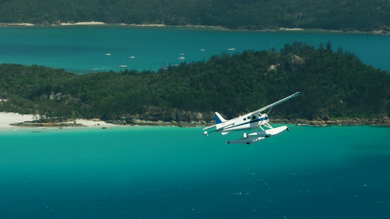 山入口空中水上飞机游览海洋珊瑚礁视频素材