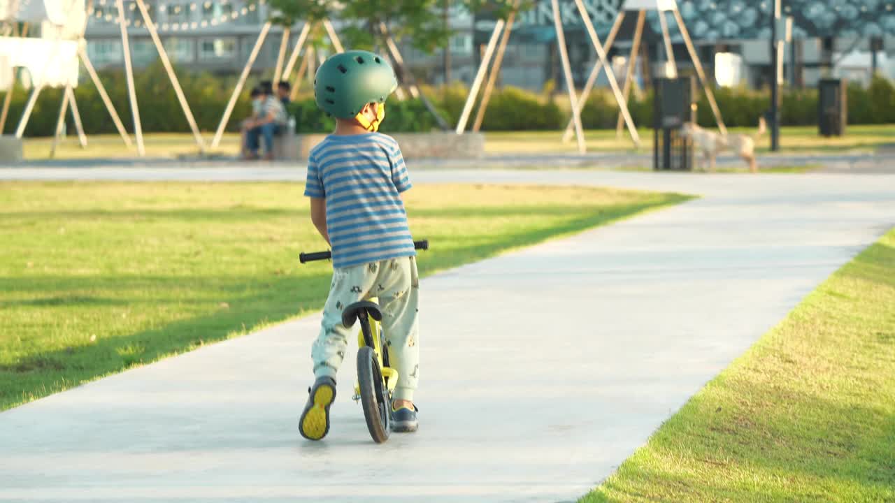 幼儿骑平衡自行车视频素材