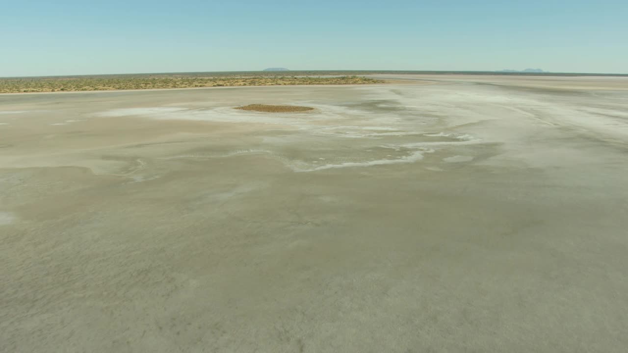 阿玛迪斯盆地航空盐湖艾尔斯岩石澳大利亚视频素材