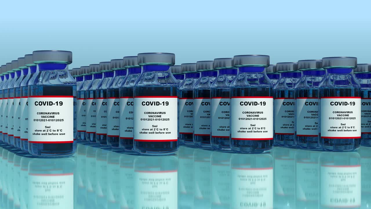 Covid-19冠状病毒疫苗生产和携带冠状病毒疫苗的小瓶转移到制药生产线上的包装。循环可以视频视频素材