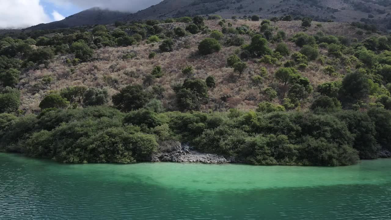 无人机拍摄的库尔纳斯湖，漂浮的双体船和克里特岛的山脉。视频素材