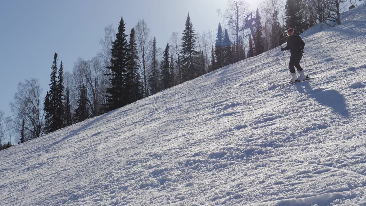 初学滑雪的人在冬季运动的山区滑雪胜地的雪坡上滑雪视频素材