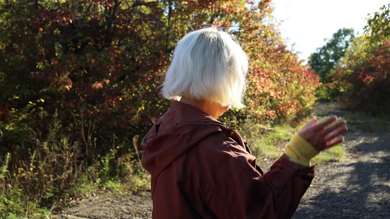 白种人女性挥手赶走室外烦人的昆虫。森林里的一群蚊子视频素材