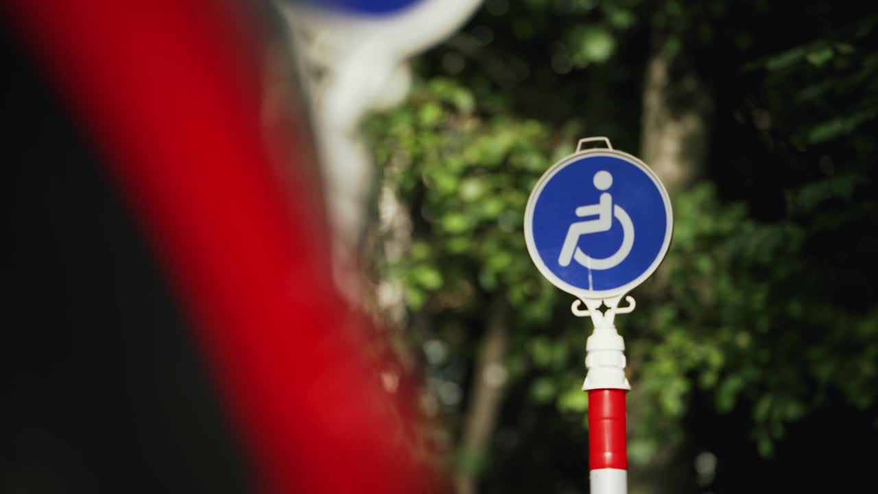 残疾人。Disability-Friendly公司。残疾人停车。尊重坐在轮椅上的人。视频素材