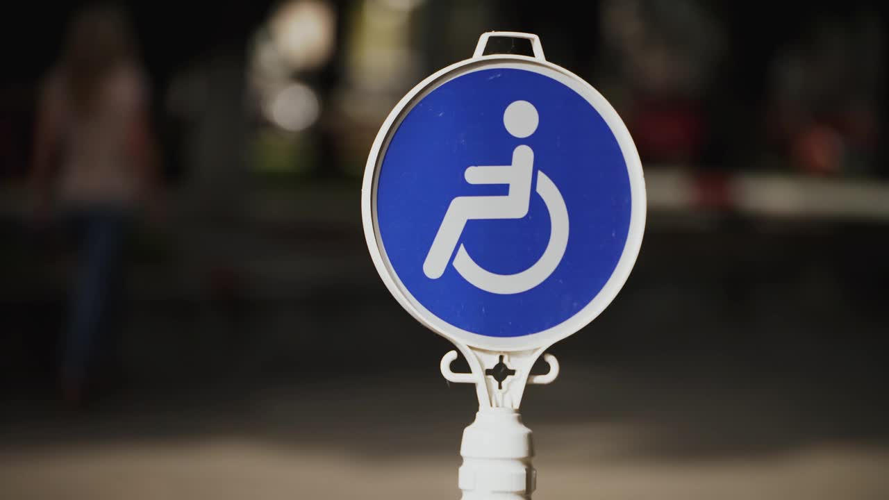 残疾人停车。残疾人。Disability-Friendly公司。可访问性的概念。视频素材