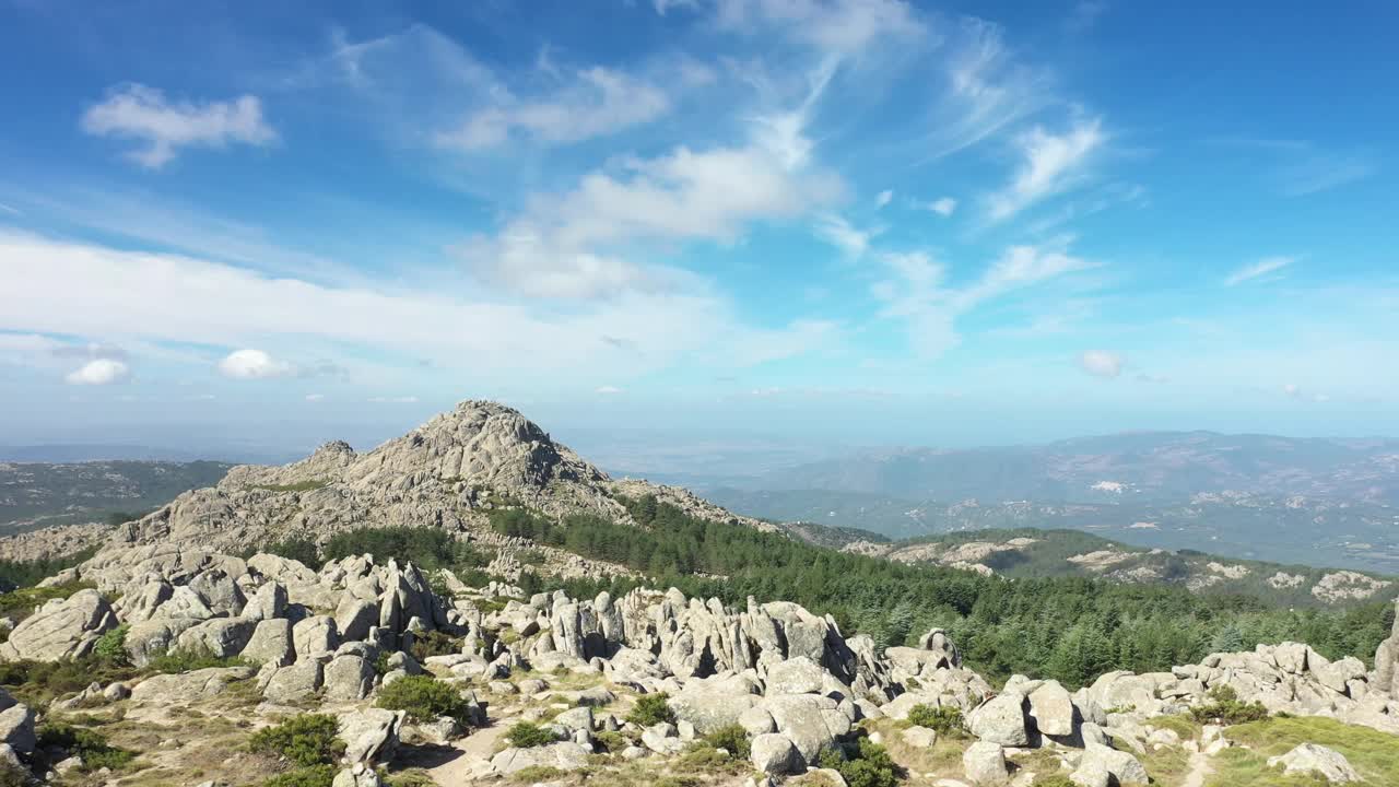 在阳光明媚的日子里，从上面俯瞰，飞越花岗岩山脉。林巴拉山(蒙特林巴拉)撒丁岛，意大利。视频素材