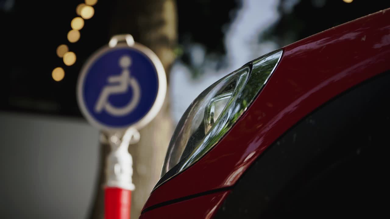 残疾人停车。残疾人。Disability-Friendly公司。可访问性的概念。视频素材