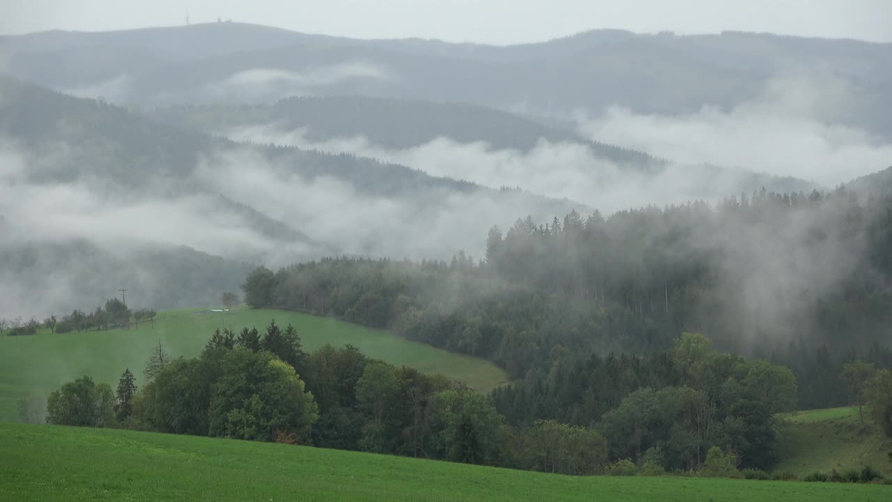 雾和云弥漫森林和田野，秋天视频素材