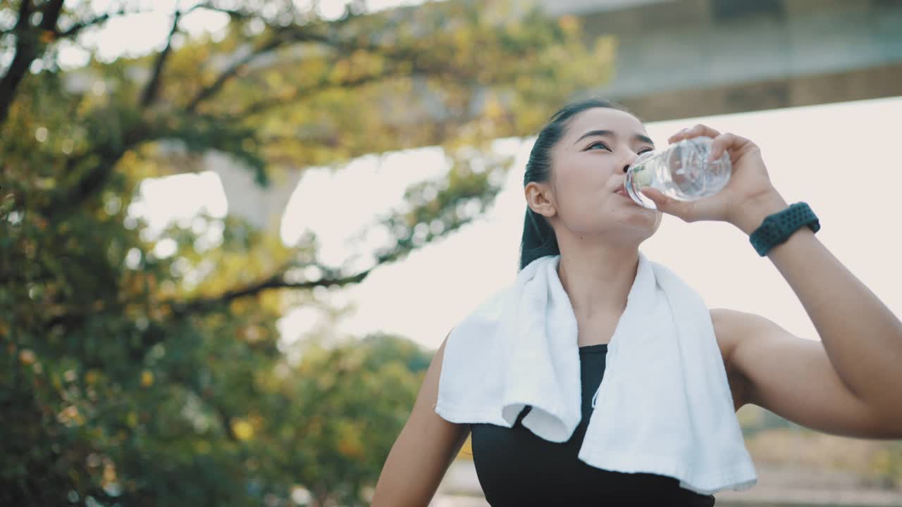 精疲力尽的跑步者在完成跑步后休息。视频素材