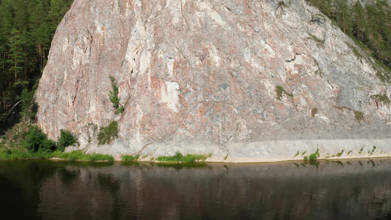 在巴什科尔托斯坦共和国，沿着Agidel河风景优美的岩石飞行视频素材