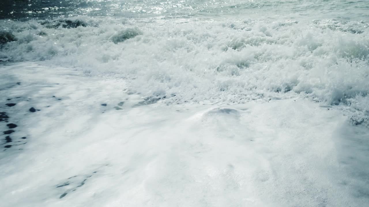 泡沫的海浪。风景优美的海景视频素材