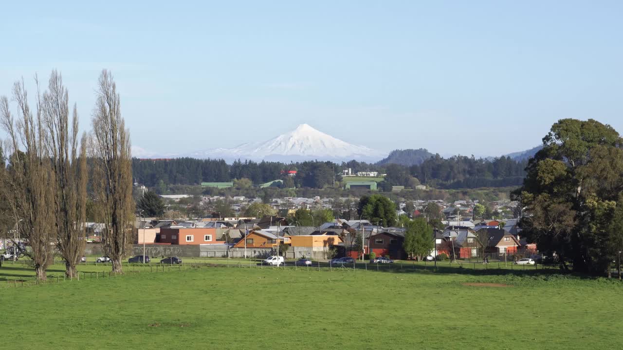 比利亚里卡火山在一个晴朗的春天视频素材