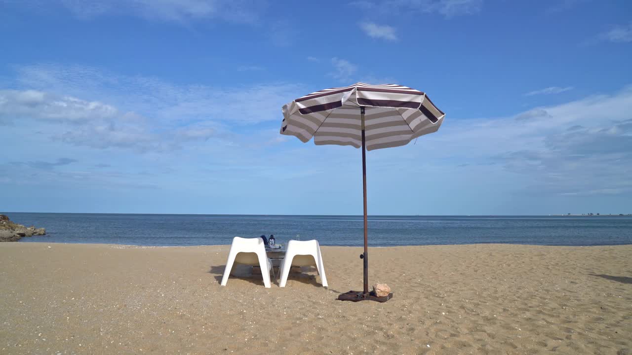 空天井户外的桌子和椅子的海滩与海滩的背景视频素材