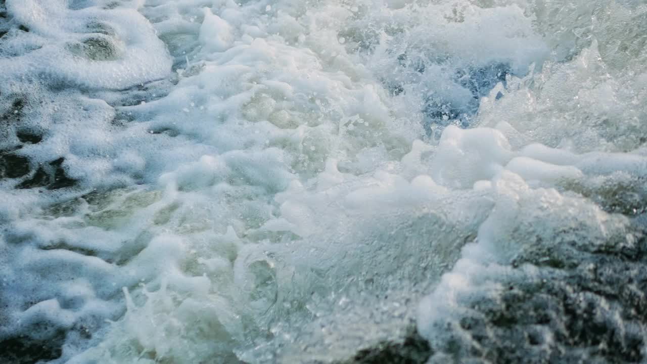 特写的水流瀑布，水流湍急的山河视频素材