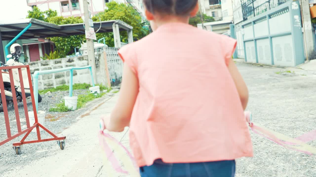 亚洲女孩和爷爷骑自行车。视频素材