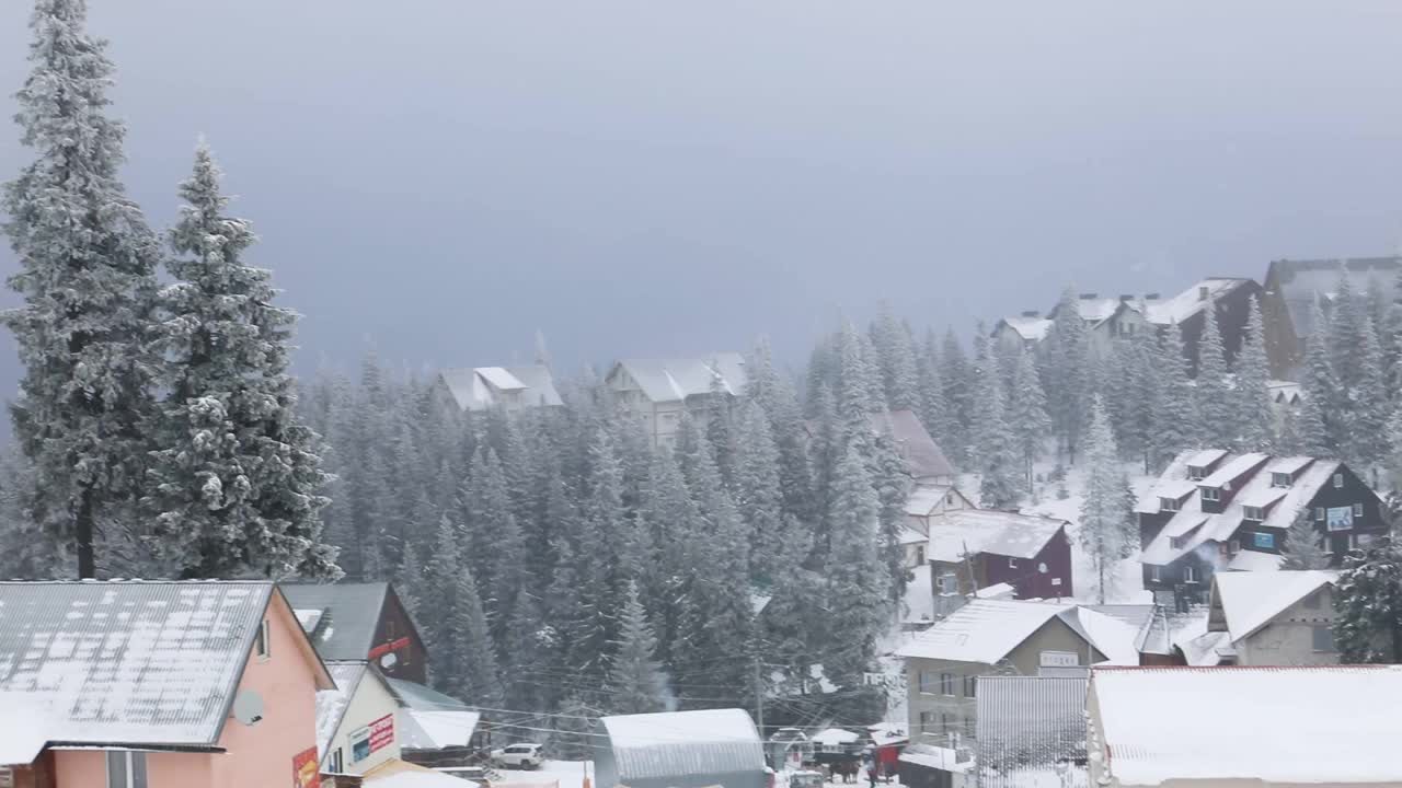 雪山中的村庄全景视频素材