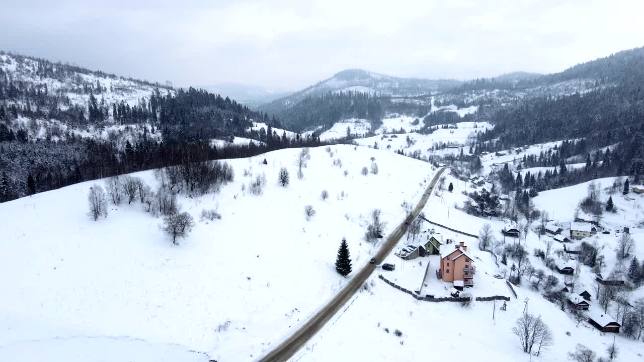 鸟瞰图的道路和小村庄的山区视频素材